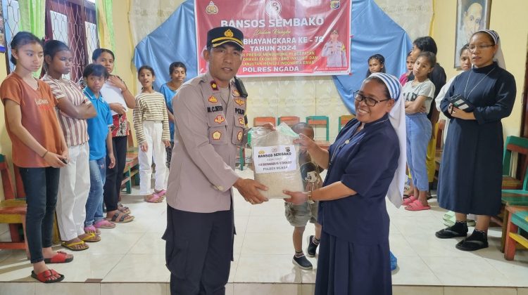 Waka Polres Ngada Kompol Mei Charles Sitepu
bagikan Bansos untuk anak panti asuhan dan penyandang Cacat (disabilitas) di Yayasan Citra Nusantara Ngada dan Panti Asuhan Susteran Alma Bajawa
