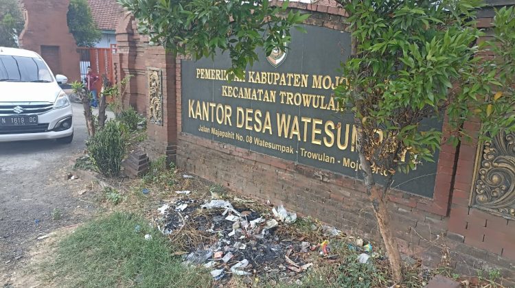 Kantor kepala desa Watesumpak, kecamatan Trowulan, kabupaten Mojokerto, Jawa Timur