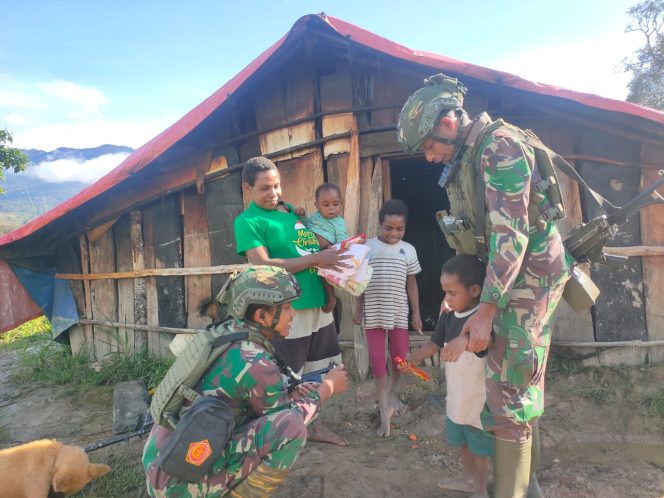 
					Satgas Mobile Yonif 323/Buaya Putih pos Gome komsos dengan masyarakat sekitar kampung Jenggernok Distrik Gome Kab. Puncak