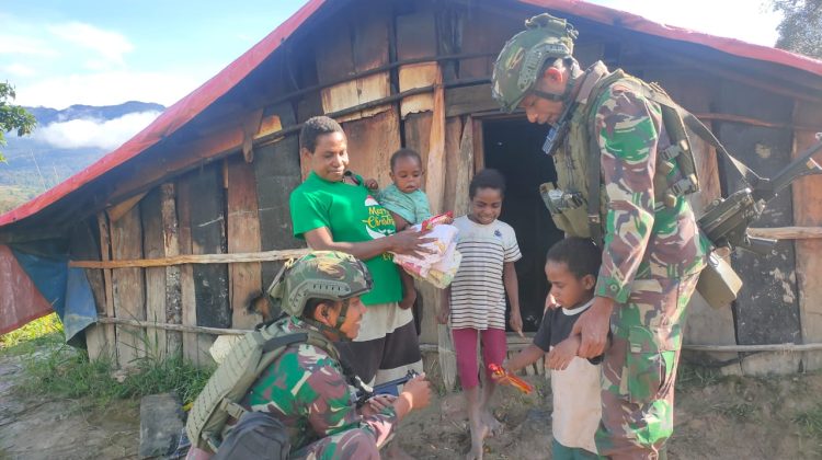 Satgas Mobile Yonif 323/Buaya Putih pos Gome komsos dengan masyarakat sekitar kampung Jenggernok Distrik Gome Kab. Puncak