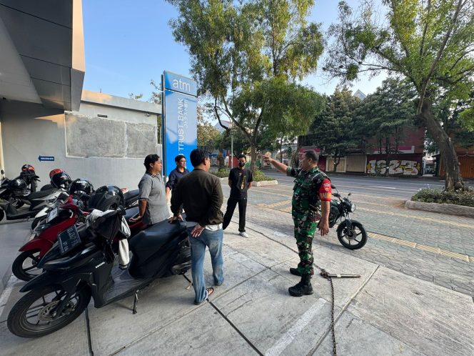 
					Babinsa Kelurahan Kemlayan Koramil 03/Serengan Kodim 0735/Surakarta Serda Catur Handoko membantu penyelesaian permasalahan perebutan lahan parkir yang ada di wilayah kelurahan Kemlayan, Kecamatan Serengan