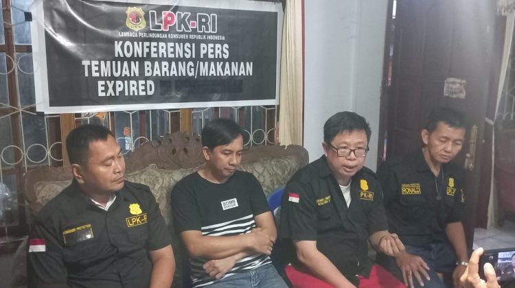 Ketua Lembaga Perlindungan Konsumen (LPK-RI) Sulawesi Utara, Stevy Sumampouw, mendesak Menteri Perdagangan RI dan Badan Pengawas Obat Makanan (BPOM) kota Manado, segera mencabut izin operasi Indomaret
