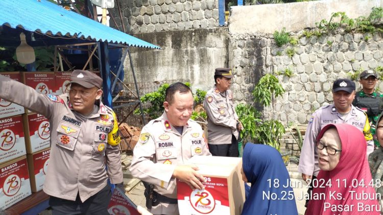 Polres Metro Tangerang Kota, Polda Metro Jaya salurkan bansos kepada 75 kepala keluarga (KK) di wilayah hukum Polsek Karawaci
