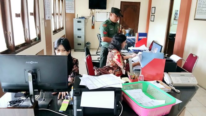 
					Babinsa Kelurahan Kratonan Koramil 03/Serengan Kodim 0735/Surakarta Sertu Suwarno dan Koptu Resbiyanto melaksanakan kegiatan pengumpulan data teritorial (Pul DataTer) bertempat di kantor Kelurahan Kratonan Jl. Pringgodani No. 32 Kecamatan Serengan