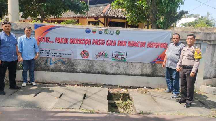 Spanduk larangan Narkoba yang dipasang Polsek Medan Baru