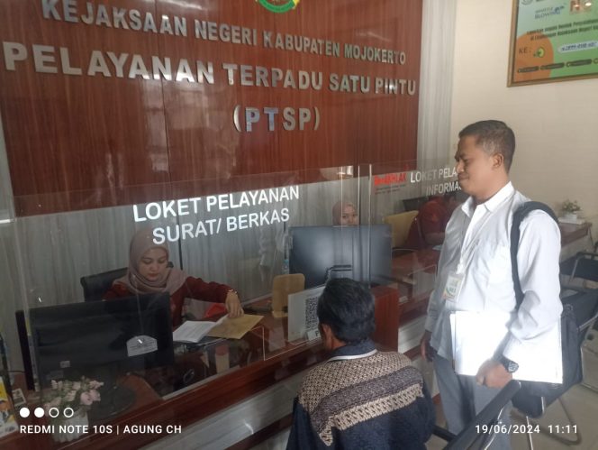 
					Pelapor Suyitno didampingi Hadi Purwanto datang dan meminta audiensi dengan Kepala Kejaksaan Negeri (Kajari) kabupaten Mojokerto