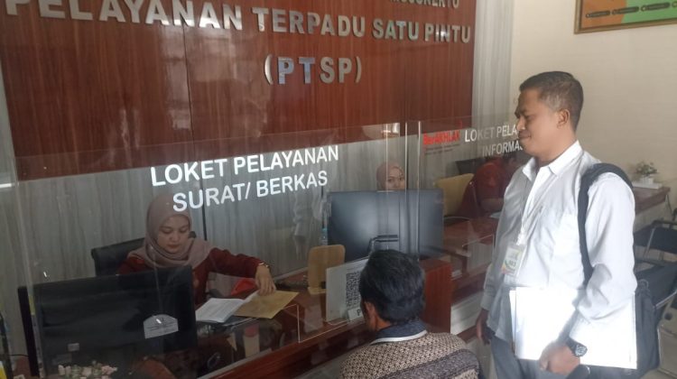 Pelapor Suyitno didampingi Hadi Purwanto datang dan meminta audiensi dengan Kepala Kejaksaan Negeri (Kajari) kabupaten Mojokerto