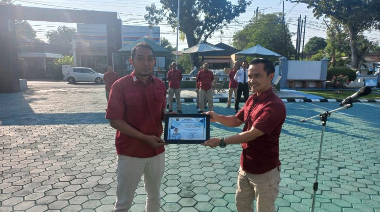 Miswar selaku Kasubag TU mewakili Kalapas memberikan piagam penghargaan kepada Nano Asmoro selaku pegawai di Lapas Pati