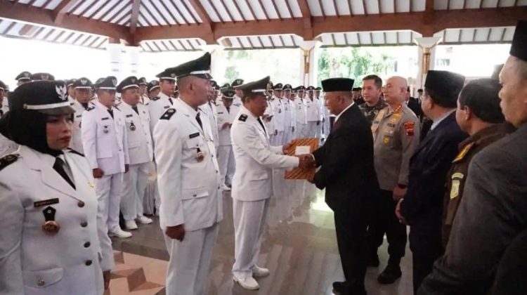 Penyerahan SK Perpanjangan Masa Jabatan Kades, Pj Bupati Pati Henggar Budi Anggoro didampingi oleh Sekda Pati Jumani serta perwakilan Forkopimda Kabupaten Pati, salah satunya Kapolresta Pati Kombes Andhika Bayu Adhittama
