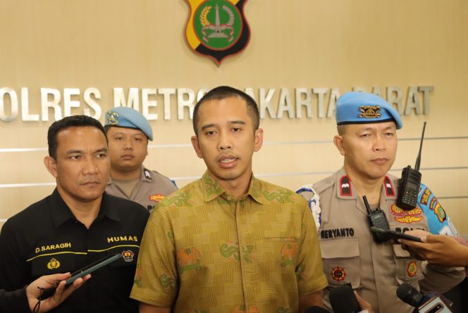 
					Kasat Reserse Narkoba Polres Metro Jakarta Barat, AKBP Indrawienny Panjiyoga, menjelaskan bahwa VTP dan PA ditangkap di sebuah kamar kost milik VTP di daerah Ampera, Jakarta Selatan
