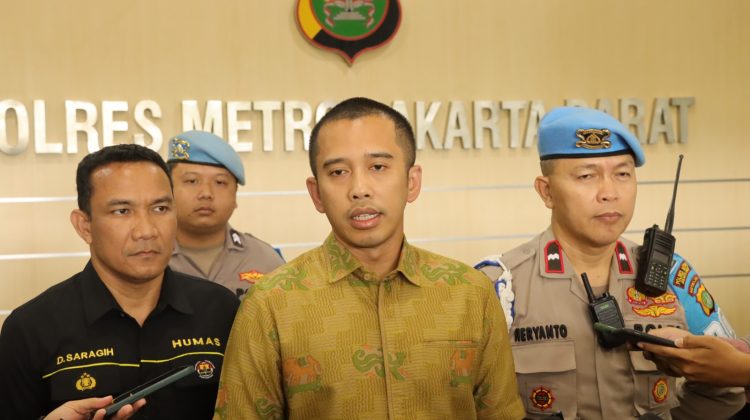Kasat Reserse Narkoba Polres Metro Jakarta Barat, AKBP Indrawienny Panjiyoga, menjelaskan bahwa VTP dan PA ditangkap di sebuah kamar kost milik VTP di daerah Ampera, Jakarta Selatan