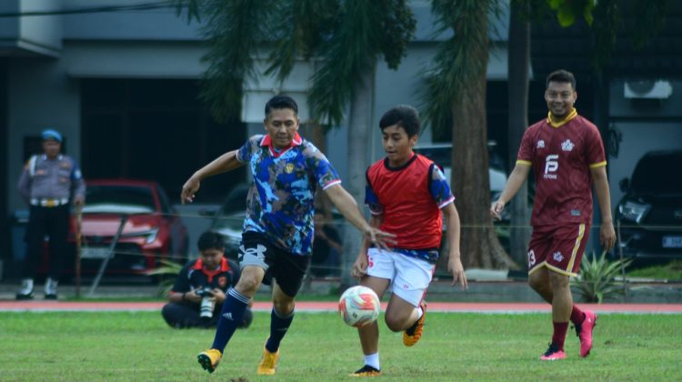 Pesepak bola senior Hamka Hamzah ikut ramaikan pertandingan persahabatan mini soccer HUT Koops Udara ke-73