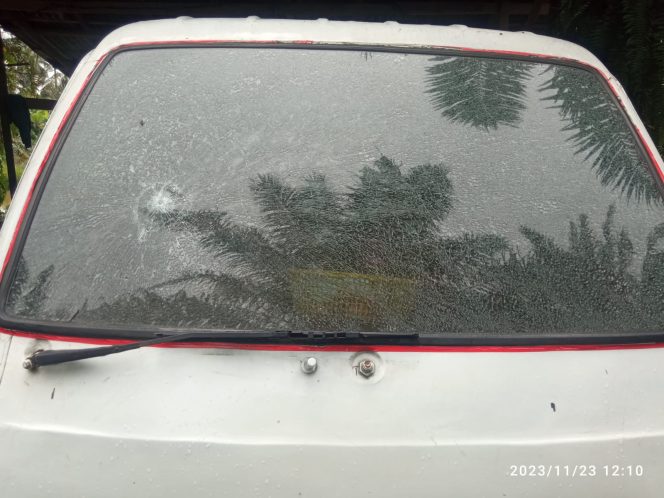 
					Kaca mobil bak terbuka milik warga Namo Salak, Desa Lama, Kecamatan Pancur Batu yang dilempar dan dirusak orang

