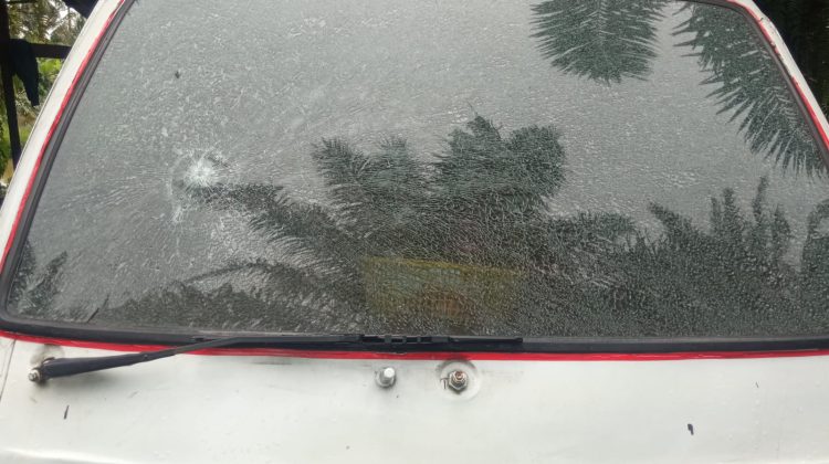 Kaca mobil bak terbuka milik warga Namo Salak, Desa Lama, Kecamatan Pancur Batu yang dilempar dan dirusak orang

