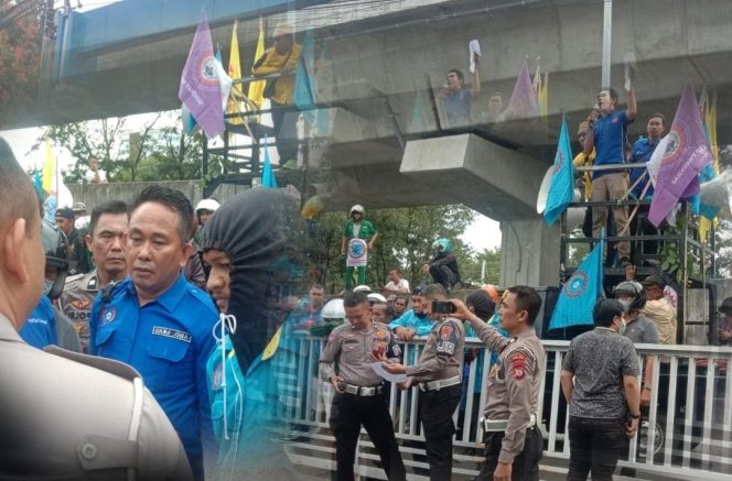 
					Ditlantas Polda Sulsel menerima dengan baik aspirasi, edukasi, terkait program JKN dari KSPSI Makassar setelah melakukan aksi demo di Jl. AP. Pettarani Kota Makassar, Sulawesi Selatan