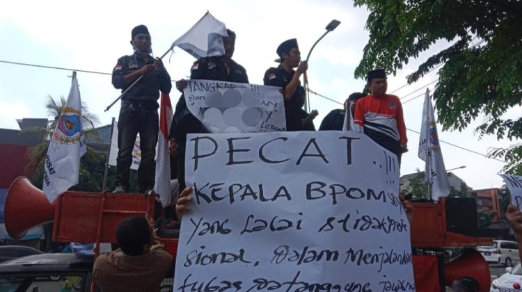 Aksi unjuk rasa Aliansi Madura Indonesia (AMI) di kantor BBPOM Surabaya silam
