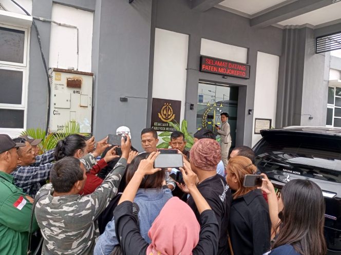 
					Ketum LKH-KP BARRACUDA Indonesia, Hadi Purwanto melaporkan tujuh belas orang yang terindikasi terlibat dugaan korupsi ke Kejari Mojokerto
