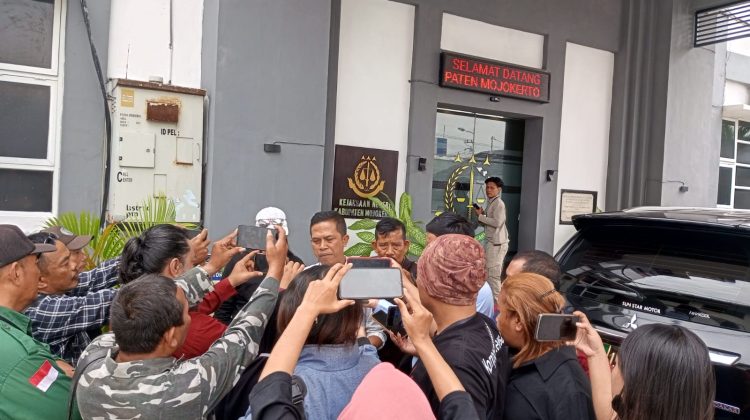 Ketum LKH-KP BARRACUDA Indonesia, Hadi Purwanto melaporkan tujuh belas orang yang terindikasi terlibat dugaan korupsi ke Kejari Mojokerto
