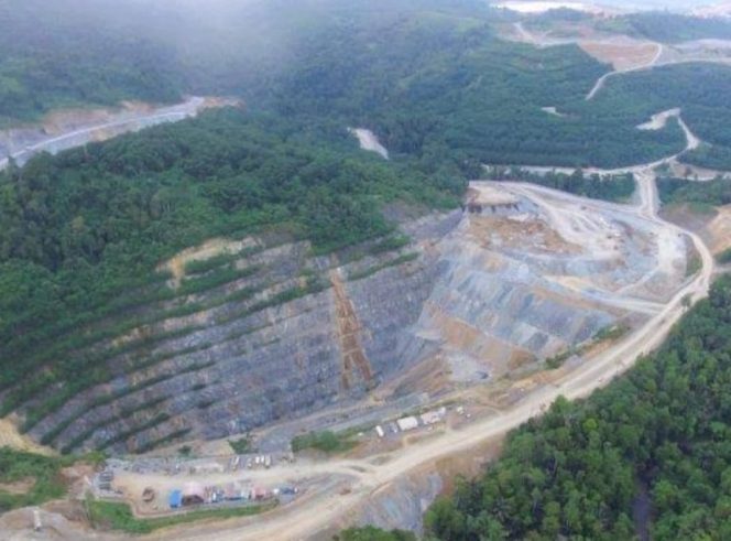 
					Pemilik Tanah Indria Woki Ngantung dan Kuasa Hukum Nicolas Besi SH, mendesak Presiden Jokowi dan Menteri ESDM, segera mencabut izin usaha Kontrak Karya PT Meares Soputan Mining (MSM) dan PT Tambang Tondano Nusajaya (TTN)