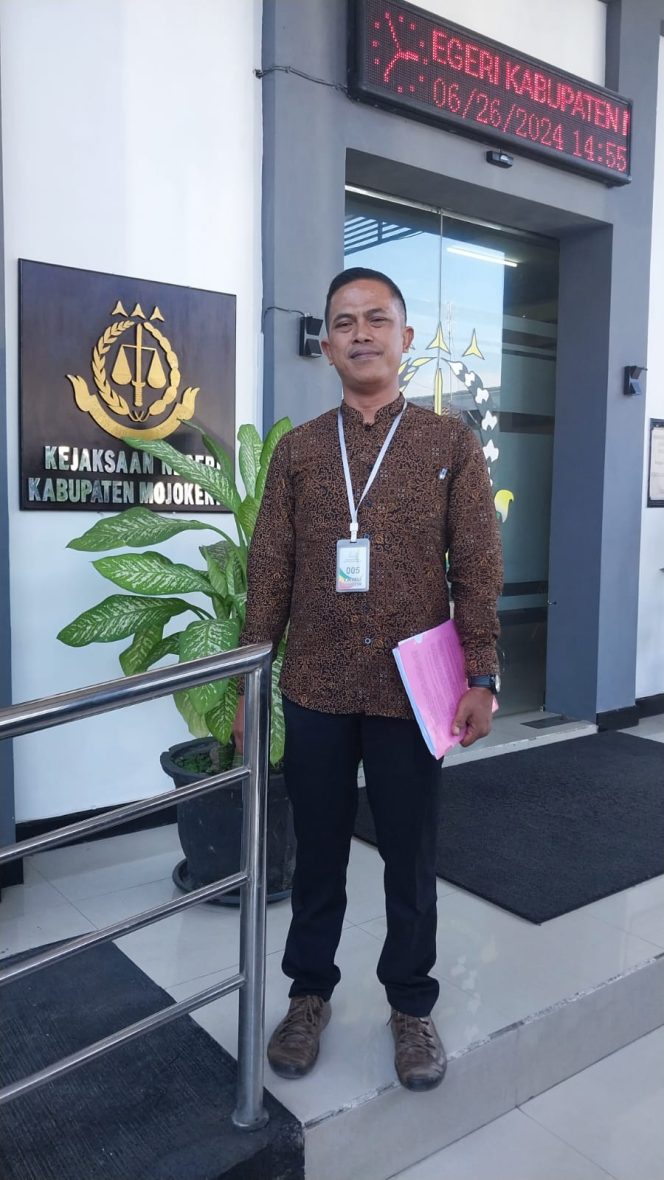 
					Direktur eksekutif Lembaga Bantuan Hukum (LBH) Djawa Dwipa Hadi Purwanto usai audiensi bersama Kejaksaan Negeri (Kejari) kabupaten Mojokerto