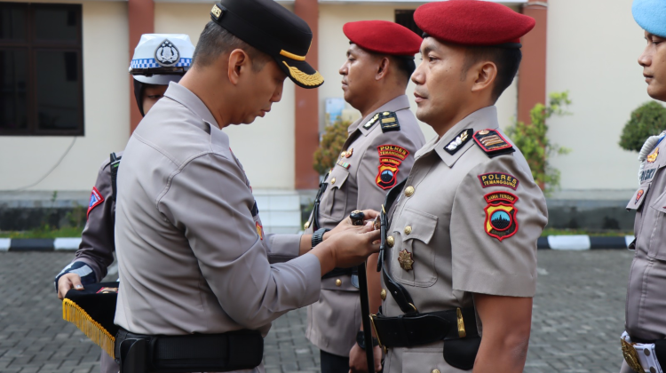 Serah terima jabatan Kasat Reskrim dipimpin Kapolres Temanggung AKBP Ary Sudrajat di halaman Mapolres (dok:MCT/hum)
