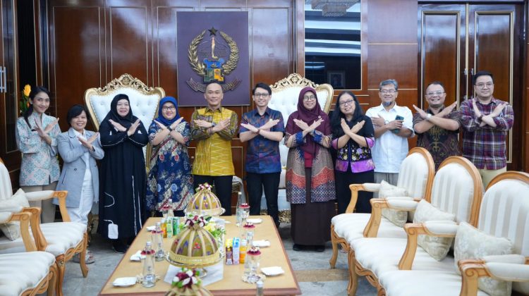Pj. Gubernur Sulawesi Selatan Zudan Arif Fakhrulloh bersama perwakilan Lembaga Pembangunan Internasional Amerika Serikat (USAID) didampingi Nur Aisyah Nasution dari Bappenas dan Marzidi Bur dari Ditjen Bangda Kemendagri
