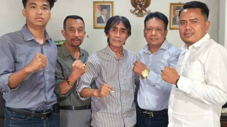 Ketua Aliansi Madura Indonesia (AMI) Baihaki Akbar saat berkoordinasi dengan Koordinator Forum Surabaya Bersatu terkait tindak lanjut dari informasi dan temuan masyarakat di kantor Sekretariat Forum Surabaya Bersatu (FORSATU) gedung Go Skate Lt.3 Surabaya
