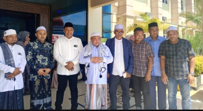 
					Pasangan Calon Bupati Aceh Timur dari Partai Aceh Tole - Apong menyambut kedatangan Abu Paya Pasi dari kepulangannya menunaikan ibadah haji di lapangan udara SIM Blang Bintang Aceh Besar