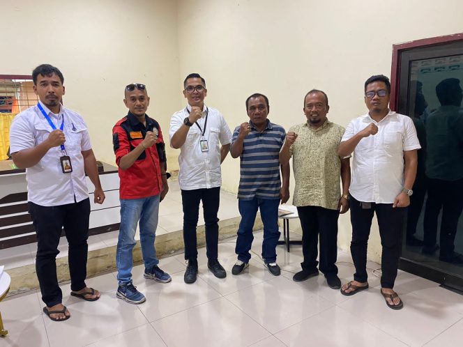 
					Gambar dari kiri : Sekcam Medan Area ( Yogi  ), Ketua Umum MPSU ( Mulya Koto ) Camat Medan Area ( Sutan Fauzi Arif Lubis ) Tokoh Lingkungan 13 Kelurahan Komat IV Kecamatan Medan Area ( Yusuf ) Lurah Komat IV Kecamatan Medan Area ( Pariono ) Lurah lain yang bukan wilayah lingkungan 13 yang ikut cawe-cawe