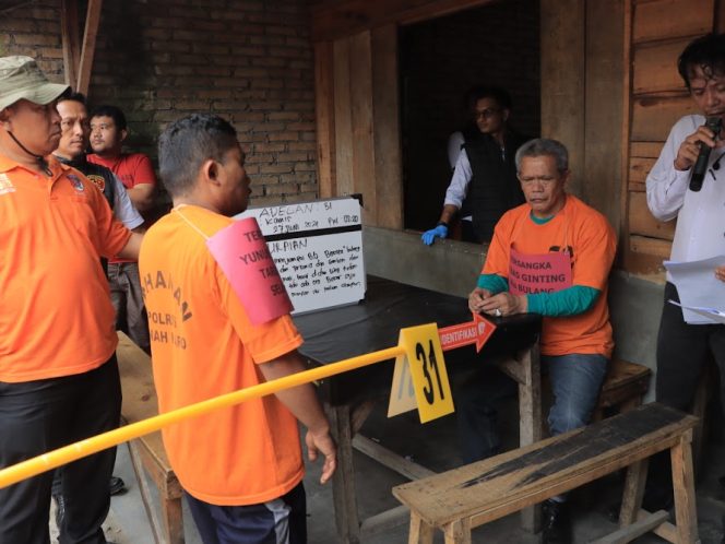 
					Dalam rekonstruksi yang digelar hingga malam itu ketiga pelaku berinisial B alias Bulang, YST dan RAS telah merencanakan aksi kejahatan dengan cara membakar rumah korban yang berada di Jalan Nabung Surbakti, Kecamatan Kabanjahe, Kabupaten Karo, pada 27 Juni 2024 dini hari lalu