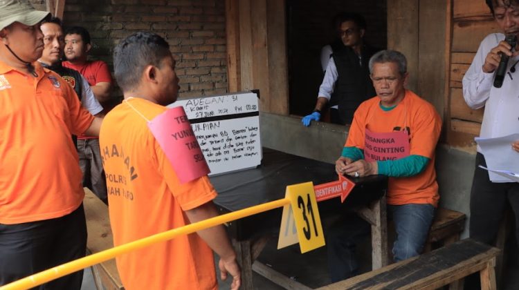 Dalam rekonstruksi yang digelar hingga malam itu ketiga pelaku berinisial B alias Bulang, YST dan RAS telah merencanakan aksi kejahatan dengan cara membakar rumah korban yang berada di Jalan Nabung Surbakti, Kecamatan Kabanjahe, Kabupaten Karo, pada 27 Juni 2024 dini hari lalu