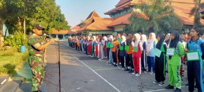 
					Babinsa Kelurahan Kepatihan Wetan Koramil 04/Jebres Kodim 0735/Surakarta Serda Budiono memberikan Pelatihan Dasar Peraturan Baris Berbaris bagi Siswa/Siswi SMKN 08 Surakarta