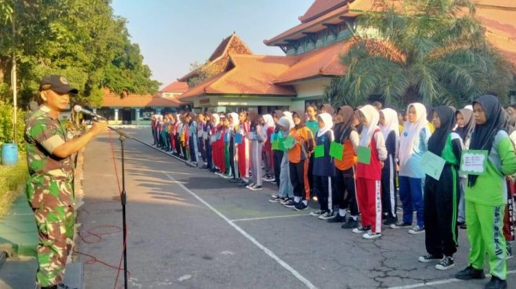 Babinsa Kelurahan Kepatihan Wetan Koramil 04/Jebres Kodim 0735/Surakarta Serda Budiono memberikan Pelatihan Dasar Peraturan Baris Berbaris bagi Siswa/Siswi SMKN 08 Surakarta