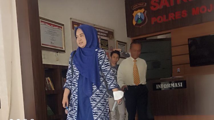 Salah satu Perangkat Desa Kedunglengkong bersama pendamping hukumnya saat keluar ruangan Satreskrim Polres Mojokerto
