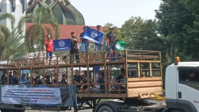 
					Tagih Janji Pangkalan, Puluhan Sopir Truk Tagih Janji  Kelilingi Alun-alun Pati