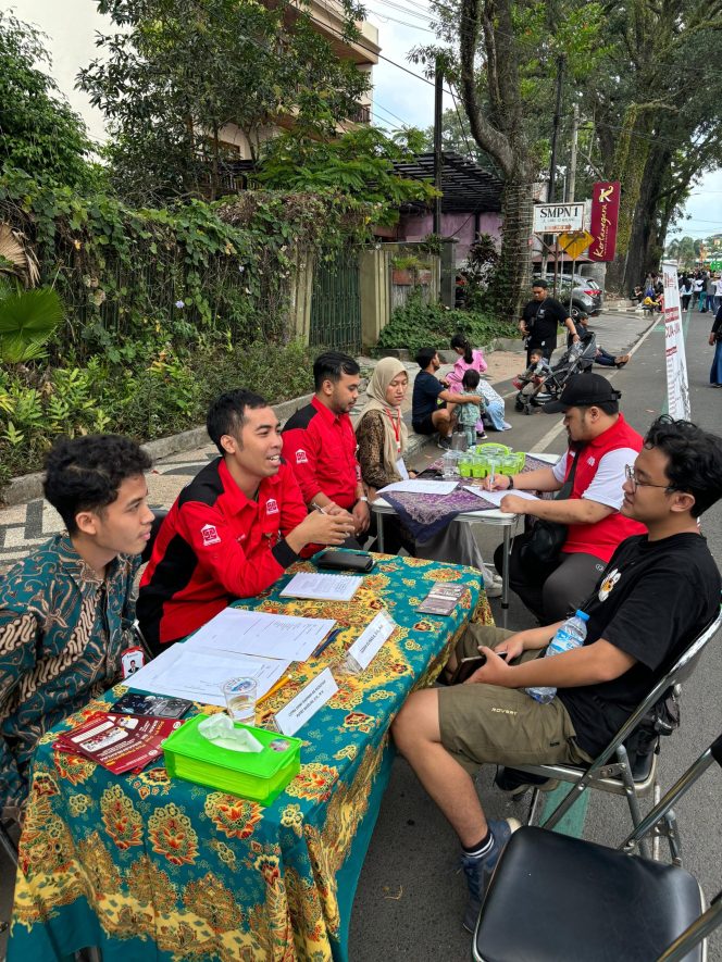 
					Layanan Konsultasi Masyarakat Sadar Hukum dan Layanan Bantuan Hukum (SIMASHBAKUM)
oleh LBH Rumah Keadilan di Car Free Day di jalan Ijen Kota Malang
