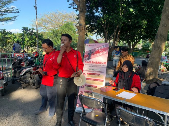 
					Layanan bantuan hukum dengan program SIMASHBAKUM (Konsultasi Masyarakat Sadar Hukum & Layanan Bantuan Hukum) secara cuma-cuma atau gratis oleh LBH Rumah Keadilan Perwakilan Kediri di CFD Simpang Lima Gumul