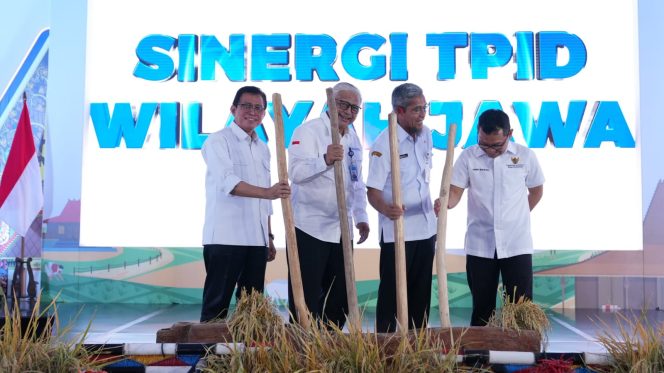 
					Rapat Koordinasi Pengendalian Inflasi Wilayah Jawa (Rakorwil Jawa) tahun 2024 yang dirangkaian dengan kegiatan Gerakan Nasional Pengendalian Inflasi Pangan (GNPIP) di Hotel Tentrem Semarang