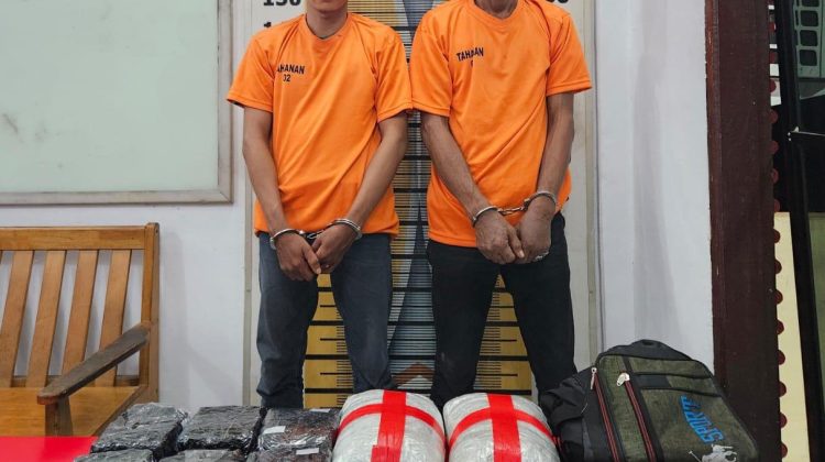 Dua tersangka kasus peredaran narkoba jenis sabu dan ekstasi di Jalan Lintas Sumatera Ledong Timur, Kecamatan Aek Ledong, Kabupaten Asahan yang diamankan Polres Tebingtinggi
