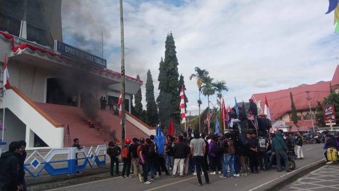 
					Aksi unjuk rasa penolakan revisi UU pilkada oleh sekelompok mahasiswa di kabupaten Tana Toraja
