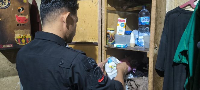 
					Petugas menggeledah kamar hunian warga binaan di Lapas Lubuk Pakam