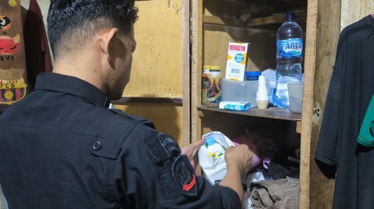 Petugas menggeledah kamar hunian warga binaan di Lapas Lubuk Pakam