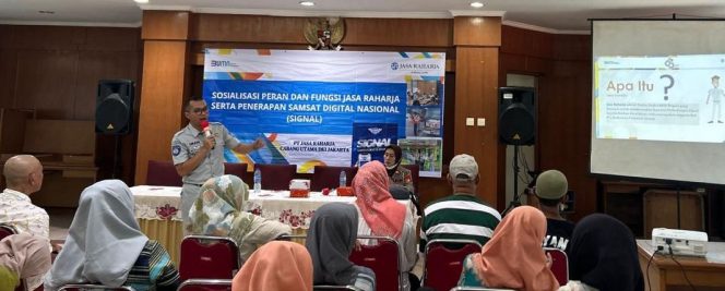 
					Humas PT Jasa Raharja Cabang Utama DKI Jakarta, Fardiman Suria Amijaya dalam pemaparannya di acara sosialisasi yang membahas Peran dan Fungsi Jasa Raharja serta penerapan aplikasi Samsat Digital Nasional
