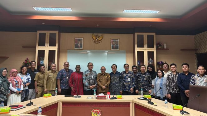 
					Kemendagri bersama Kementerian PPN/Bappenas, Kemenko Bidang PMK, Kementerian Sekretariat Negara, dan Kemendesa melakukan kunjungan monitoring terpadu Program Kerja Sama Pemerintah RI periode 2021-2025 di Provinsi Nusa Tenggara Timur (NTT)