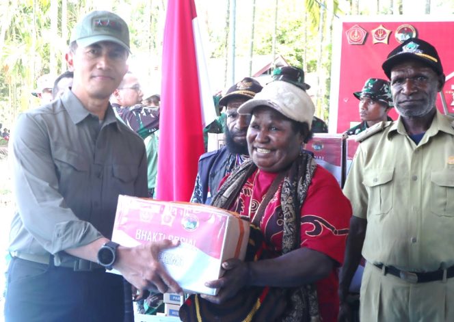 
					Panglima Komando Gabungan Wilayah Pertahanan III (Kogabwilhan III), Letnan Jenderal TNI Bambang Trisnohadi, dalam acara Bhakti Sosial (Baksos) HUT ke-79 TNI di Kampung Damai, Distrik Kwamki Narama, Kabupaten Mimika, Provinsi Papua Tengah