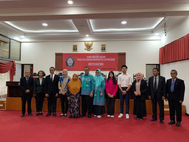 
					Broto Hastono mempertahankan disertasinya dalam Ujian Tertutup di Program  Studi Doktor Hukum Universitas Diponegoro Semarang (29/10)