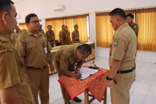 
					Sekda Blora, Komang Gede Irawadi melantik 17 PNS di lingkungan Pemerintah Kabupaten Blora ke dalam jabatan fungsional (Poto:Dinkominfo Blora)
