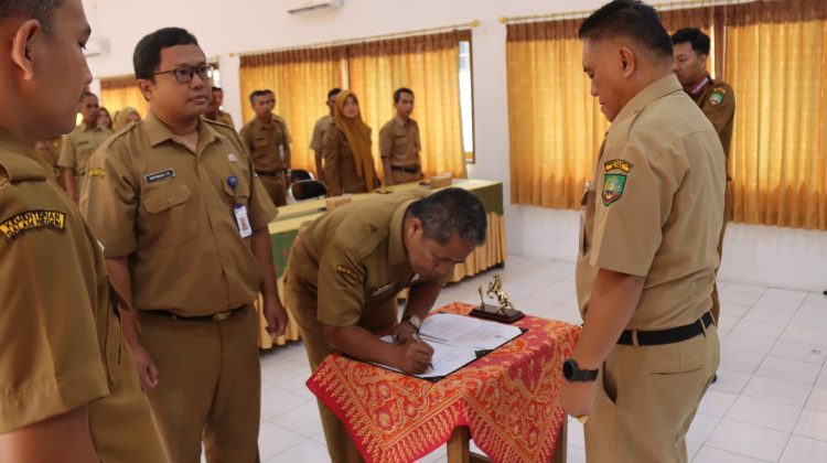 Sekda Blora, Komang Gede Irawadi melantik 17 PNS di lingkungan Pemerintah Kabupaten Blora ke dalam jabatan fungsional (Poto:Dinkominfo Blora)
