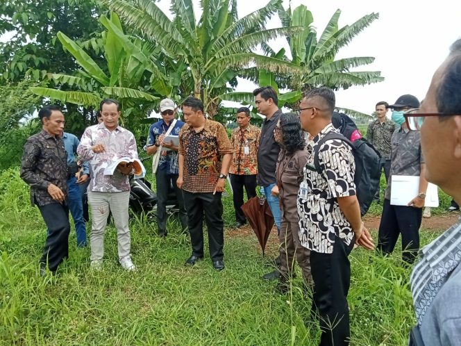 
					Foto sesuai sidang pemeriksaan setempat oleh hakim PTUN Semarang di  lokasi tanah sawah yang subur sebagai pengganti tanah kas desa
