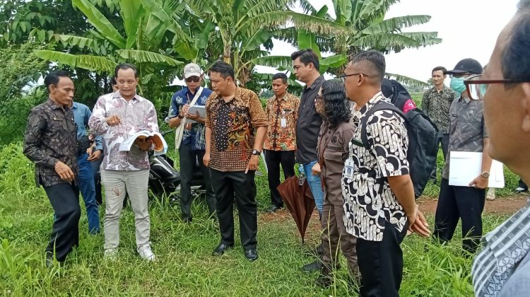 Foto sesuai sidang pemeriksaan setempat oleh hakim PTUN Semarang di  lokasi tanah sawah yang subur sebagai pengganti tanah kas desa
